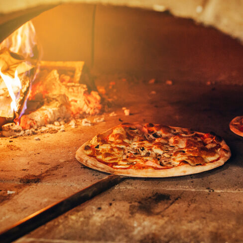 Napolilainen pizzataikina ja herkullinen tomaattikastike