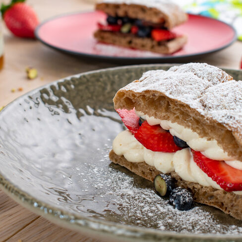 Scrocchiarella rustica halvavaahdolla ja tuoreilla marjoilla