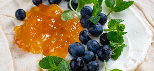 Makea flatbread, jogurtti-marmeladi-mustikka