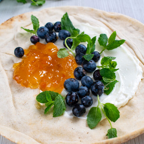 Makea flatbread, jogurtti-marmeladi-mustikka